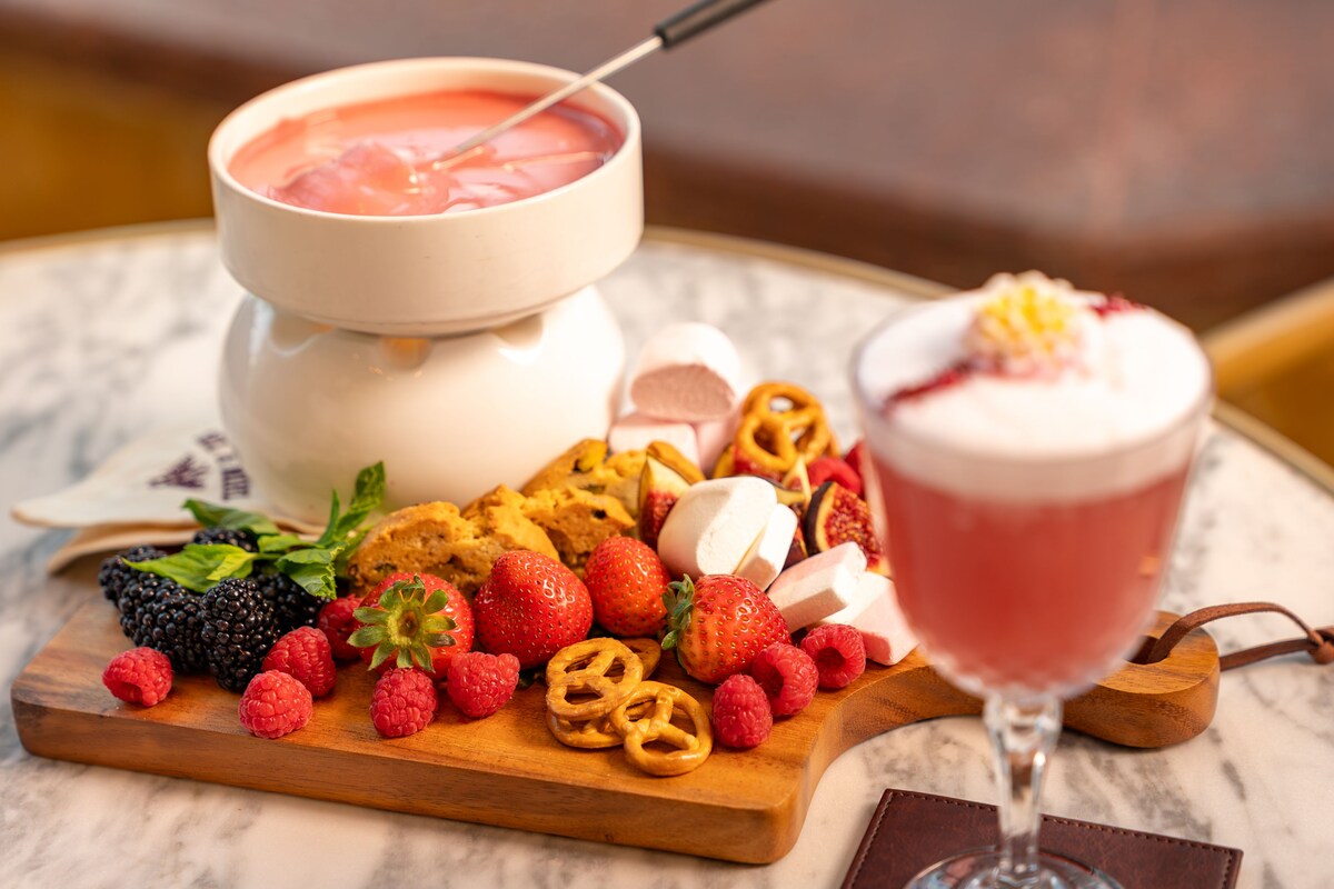 Pink fondue with accompaniments at Sel & Miel