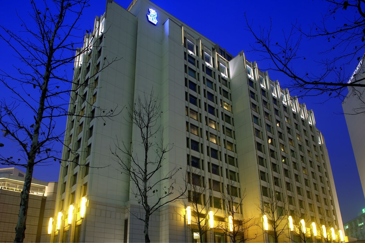 仰视恢弘建筑