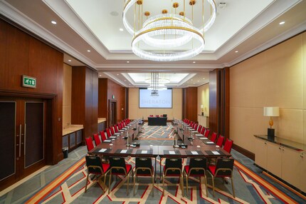 Meeting room with U-shape table and lights