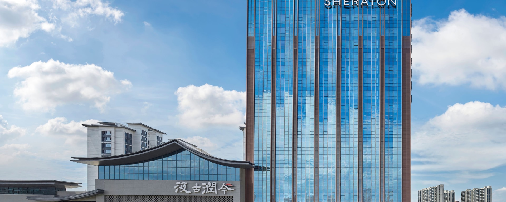 白天的镜面建筑外观