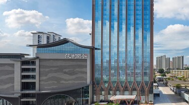 白天的镜面建筑外观