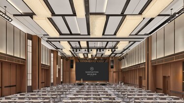 光影交错的课桌式布置宴会厅