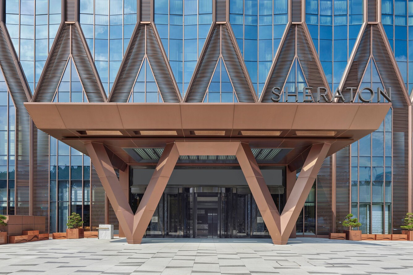 带青铜色华盖的现代建筑入口
