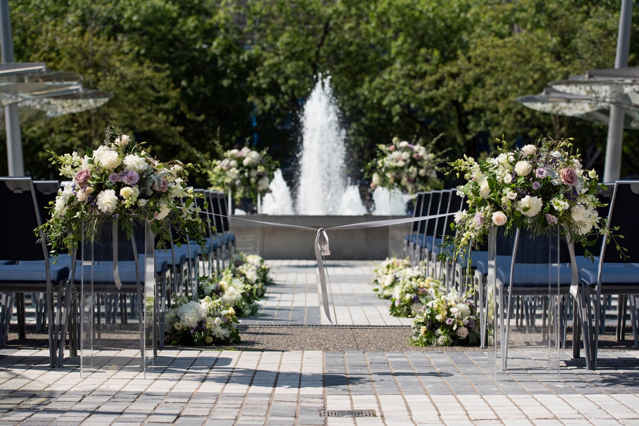 为婚礼开启露天喷泉。
