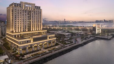 海口威斯汀酒店夜间外观。